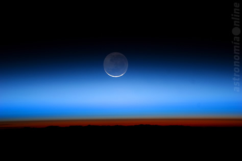 En esta imagen obtenida desde la Estación Espacial Internacional el 31 de julio de 2011, la Luna en fase menguante muestra su hemisferio oscuro brillando tenuemente por la luz cenicienta reflejada por nuestro planeta. Créditos: NASA.