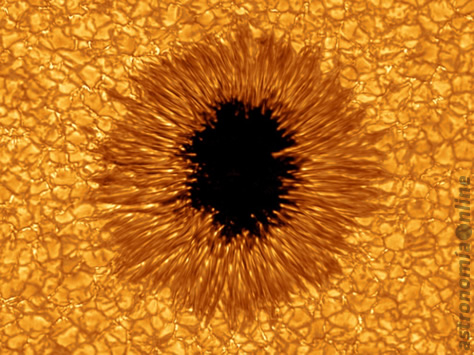 Esta imagen obtenida por el Observatorio Solar Big Bear (BBSO), ubicado en las montañas San Bernardino en California, Estados Unidos, muestra la vista más detallada de una mancha solar individual obtenida hasta el momento en luz visible. Se trata de la región 1084, activa en febrero de 2010. Créditos: Göran Scharmer, Mats Löfdahl (ISP) / SST.