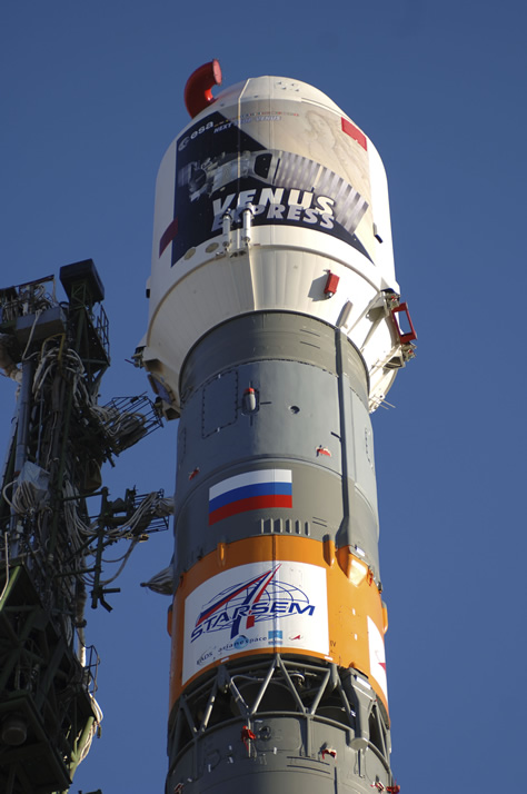 La fotografía muestra a la sonda europea Venus Express en el interior de la cofia del cohete ruso Soyuz FG-Fregat, erguido sobre la plataforma en Baikonur, el día anterior a su lanzamiento hacia Venus. Créditos: ESA / Starem (S. Corvaja).