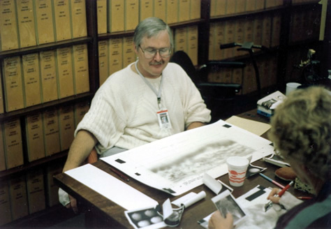 Jay L. Inge, pionero en el desarrollo de procesos para la cartografía de otros cuerpos celestes, trabaja en el mapa original de Tritón creado con un aerógrafo a partir de las imágenes de la Voyager 2. Se trataría del último cuerpo del sistema solar cartografiado con esa técnica, antes del advenimiento de la edición digital. Créditos: Dr. Paul Schenk.