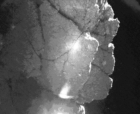 Fotografiada por una de las cámaras del instrumento CIVA a bordo de Philae, esta pared fue bautizada por los científicos de la misión como "acantilado Perihelio" y se encuentra justo al lado del módulo robot, haciéndole sombra la mayor parte del tiempo. A pesar de haber impedido que Philae recargue sus baterías poco después del aterrizaje, esta pared podría llegar a proteger al módulo y permitirle sobrevivir varios meses más, a medida que el cometa 67P/Churyumov-Gerasimenko se acerque al Sol. Créditos: ESA / Rosetta / Philae / CIVA.