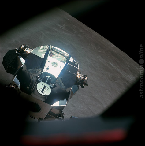 La etapa de ascenso del módulo "Snoopy", fotografiada momentos antes de volver a acoplarse con el módulo de comando en órbita tras su descenso hasta unos 15,6 kilómetros de la superficie lunar. La imagen fue obtenida a través de una de las ventanas del módulo de comando por el astronauta John Young. Créditos: NASA.