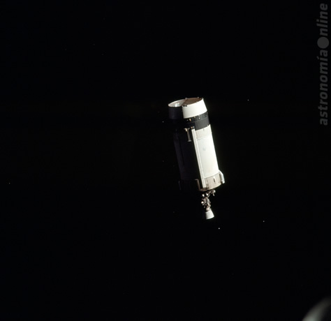 Imagen de la etapa S-IVB-512 del cohete Saturno V usado durante la misión Apollo 17, momentos después de haberla descartado luego de la maniobra de inyección translunar. El asteroide J002E3, descubierto el 3 de septiembre de 2002, fue identificado como el S-IVB-507, la tercera etapa del cohete Saturno V que llevó a los astronautas de la misión Apollo 12 a la Luna, y cuyo aspecto es idéntico al de la fotografía. Créditos: NASA.