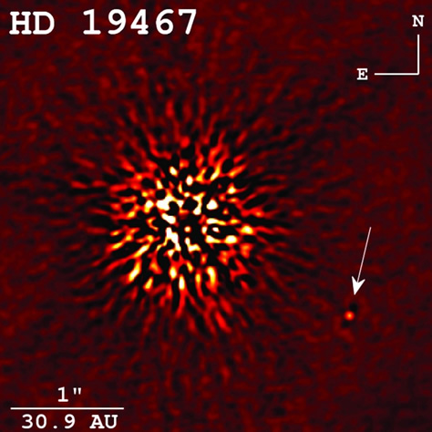 La estrella HD 19467, cuya masa y tipo espectral son muy similares a los del Sol, se encuentra a unos 101 años luz de la Tierra en la constelación de Eridanus. La flecha señala la primera imagen directa de su acompañante, la enana marrón HD 19467 B, de masa 52 veces superior a la de Júpiter, y que orbita a unas 51 UA de la estrella, completando un período de entre 320 y 1900 años. Créditos: Observatorio Keck/Justin Crepp et al.