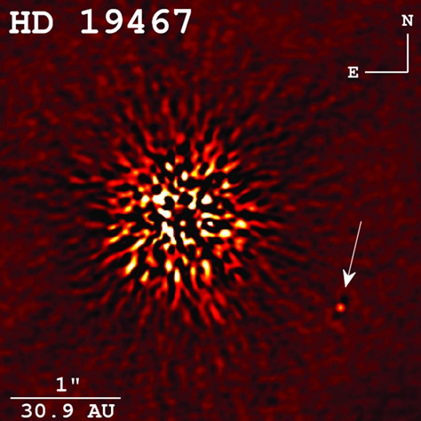 La estrella HD 19467, cuya masa y tipo espectral son muy similares a los del Sol, se encuentra a unos 101 años luz de la Tierra en la constelación de Eridanus. La flecha señala la primera imagen directa de su acompañante, la enana marrón HD 19467 B, de masa 52 veces superior a la de Júpiter, y que orbita a unas 51 UA de la estrella, completando un período de entre 320 y 1900 años. Créditos: Observatorio Keck/Justin Crepp et al.